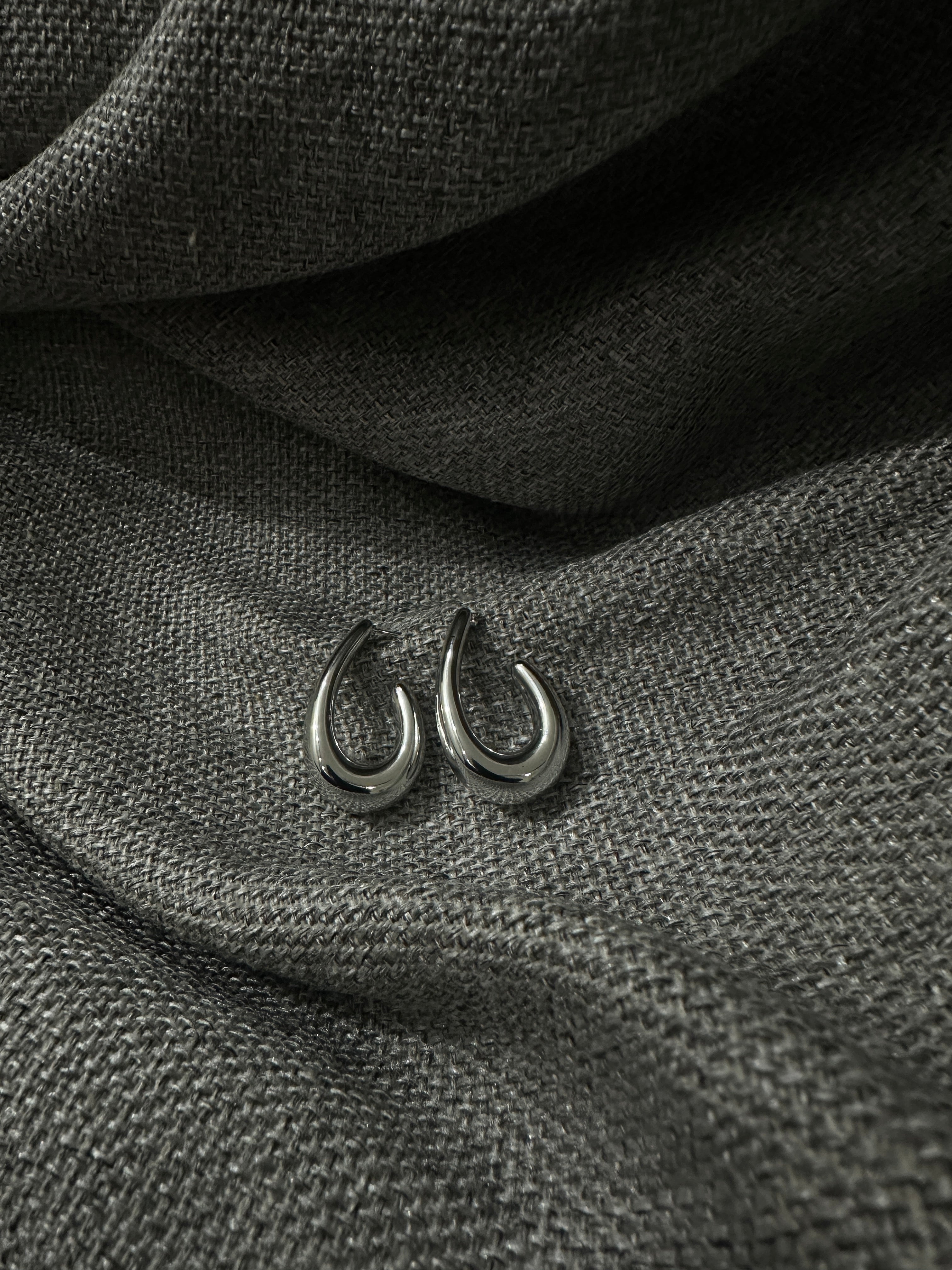 Bold Minimal Gold Hoop Earrings – Modern & Luxe