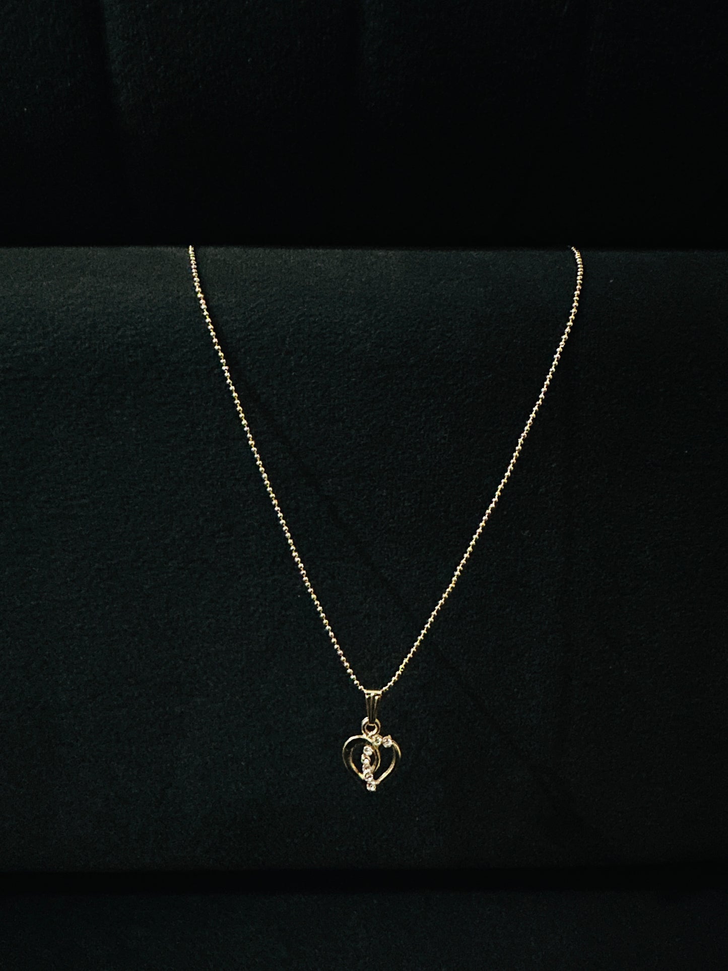 Radiant Heart Gold Pendant Necklace – Elegant & Timeless