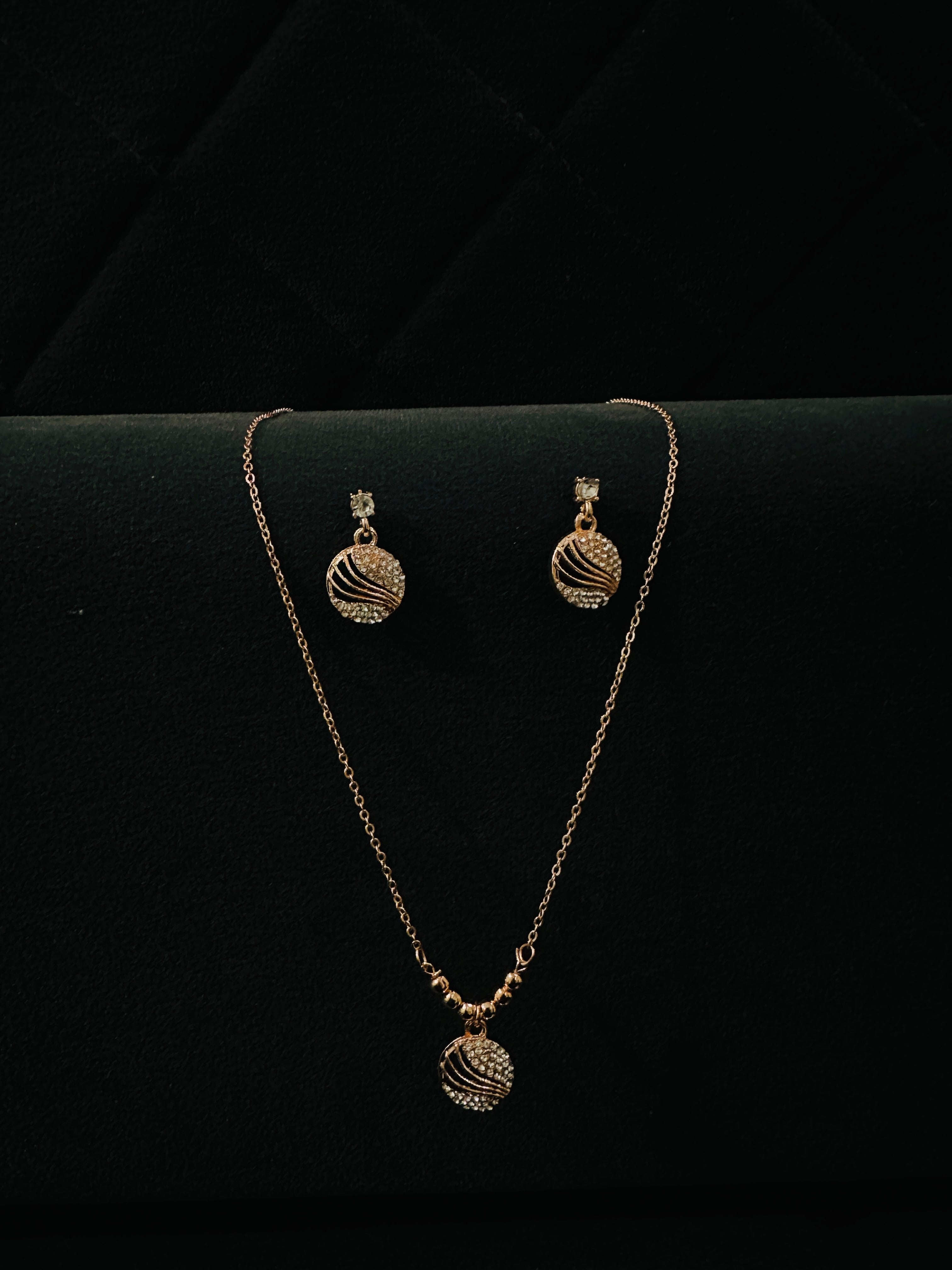 ✨ Golden Gleam – Circle Radiance Jewelry Set