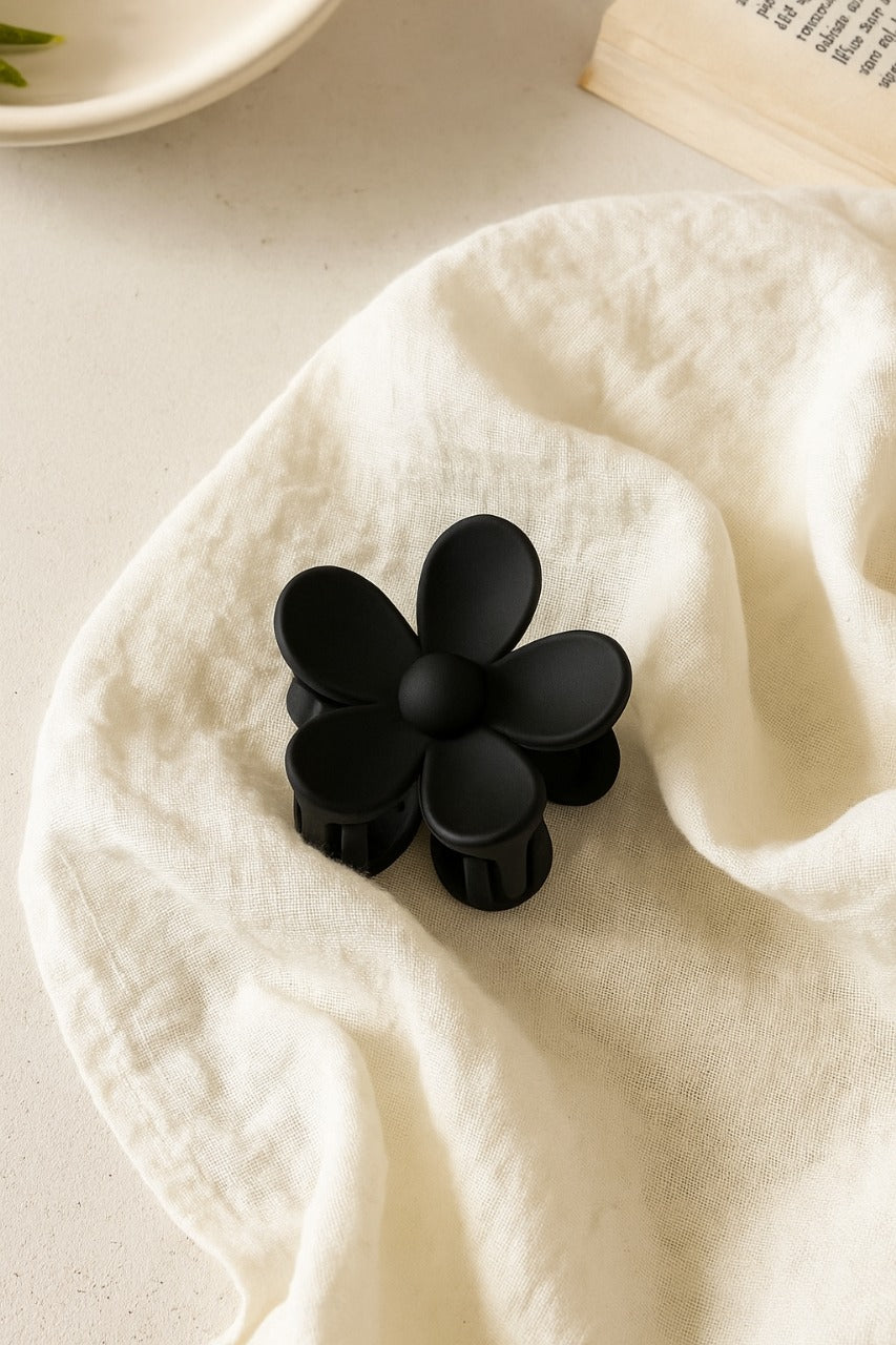 🖤 Noir Bloom – Matte Flower Hair Claw