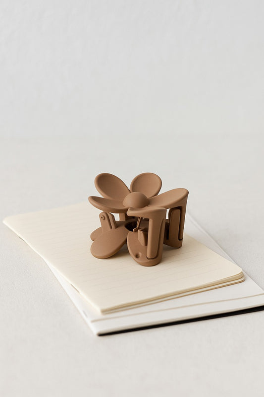 🤎 Mocha Petal – Matte Flower Hair Claw